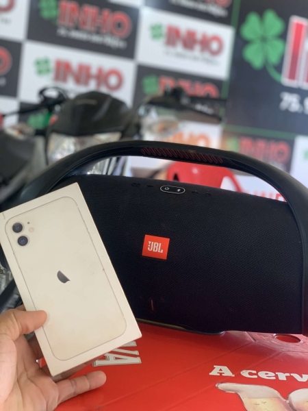 Um lindo iPhone 11+jbl bombox 2 ou 5 mil no pix