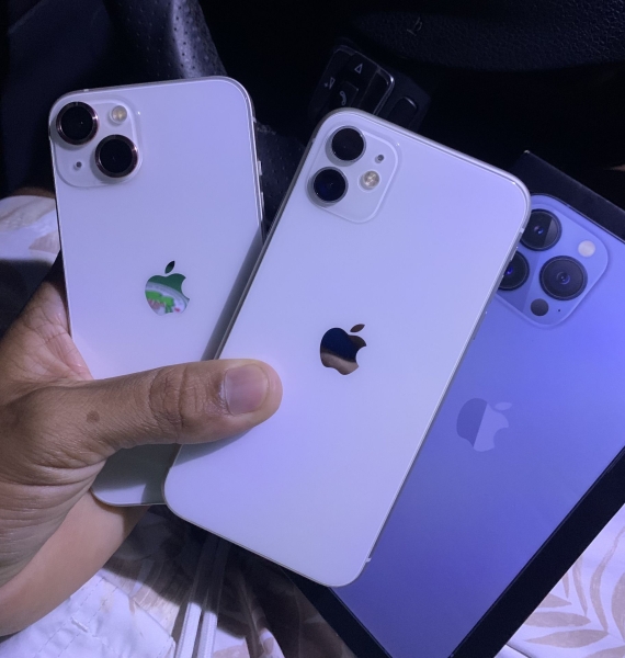 DOIS IPHONES LACRADOS OU 7 mil