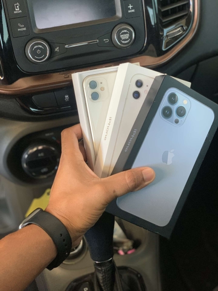 DOIS IPHONES LACRADOS  ou 8 mil no pix